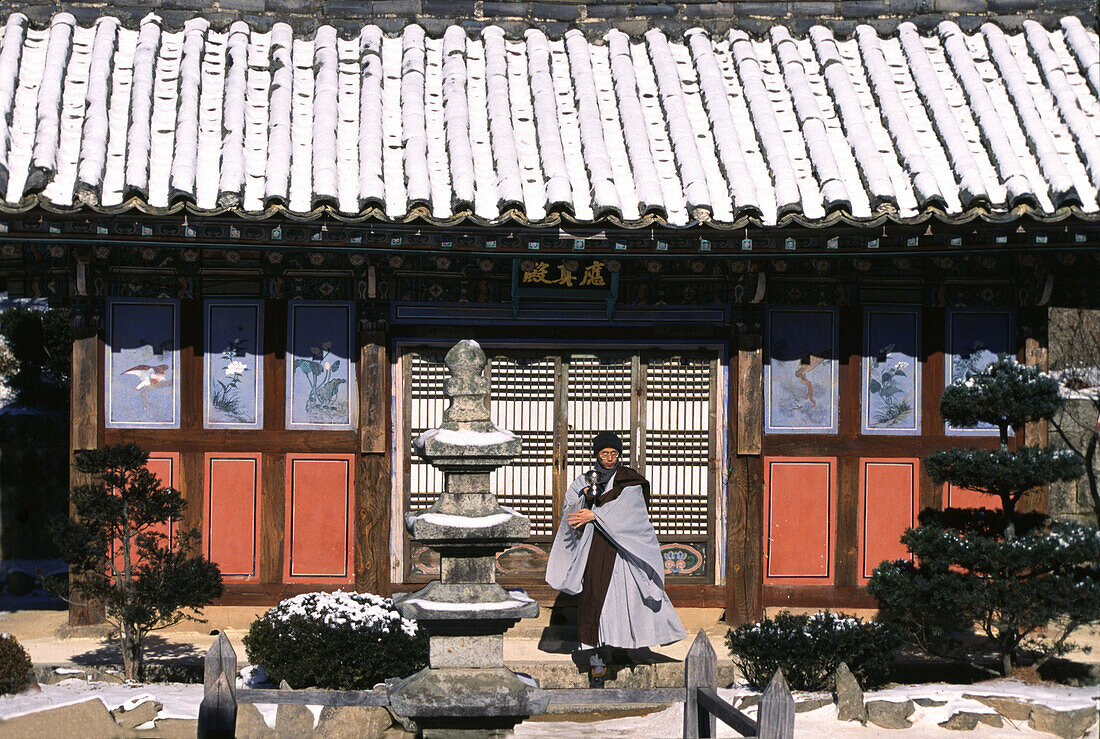 Monk in Haein-sa monastery UNESCO world heritage, , Haein-sa, Kayasan National Park South Korea, Asia