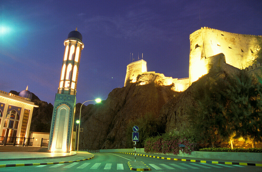 Beleuchtete Moschee und Festung bei Nacht, Maskat, Oman, Vorderasien, Asien