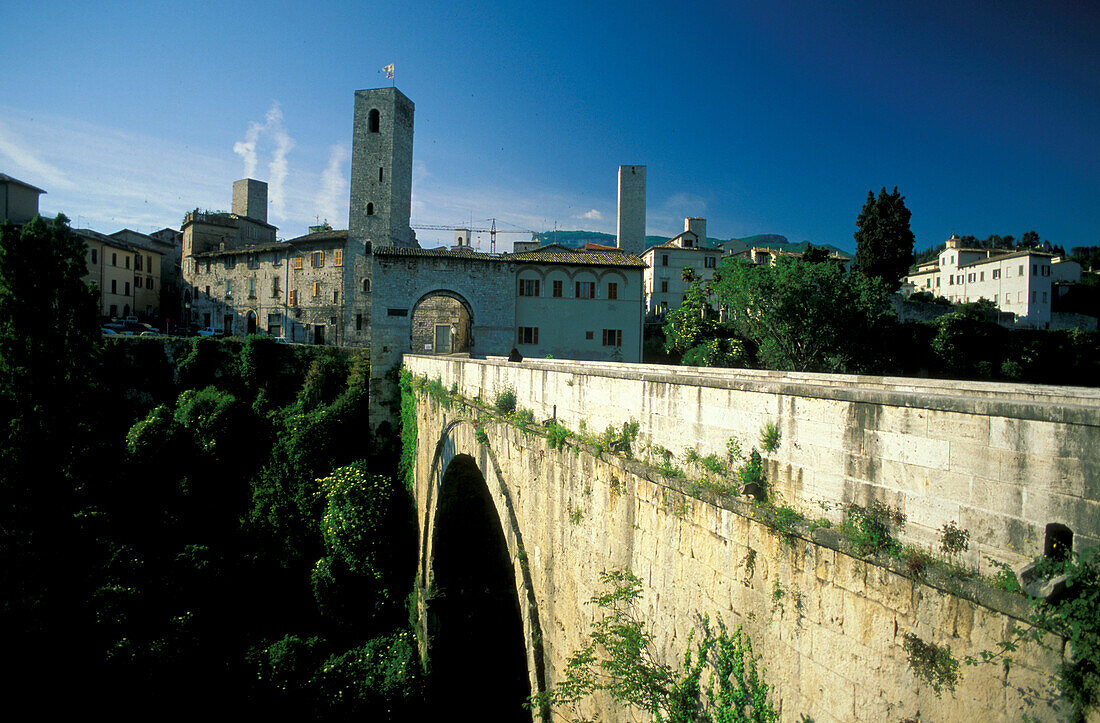Steinbrücke und Gebäude unter blauem Himmel, Ascoli Piceno, Marken, Italien, Europa