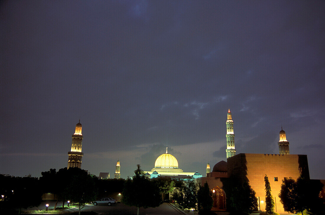 Blick auf die grosse Moschee bei Nacht, Maskat, Oman