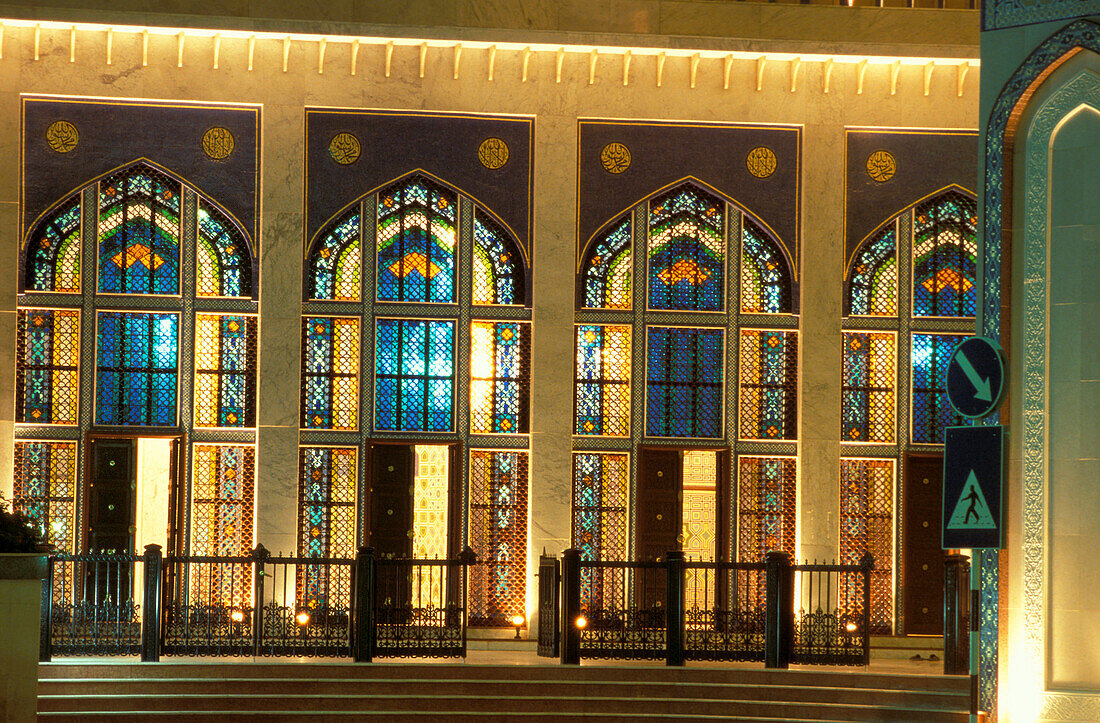 Beleuchtete Buntglasfenster der Moschee bei Nacht, Maskat, Oman, Vorderasien, Asien