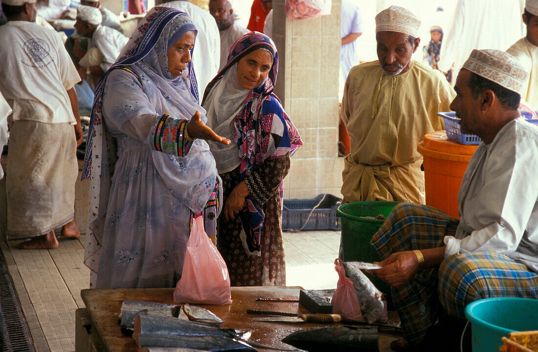 Menschen auf dem Fischmarkt, Maskat, Oman, Vorderasien, Asien