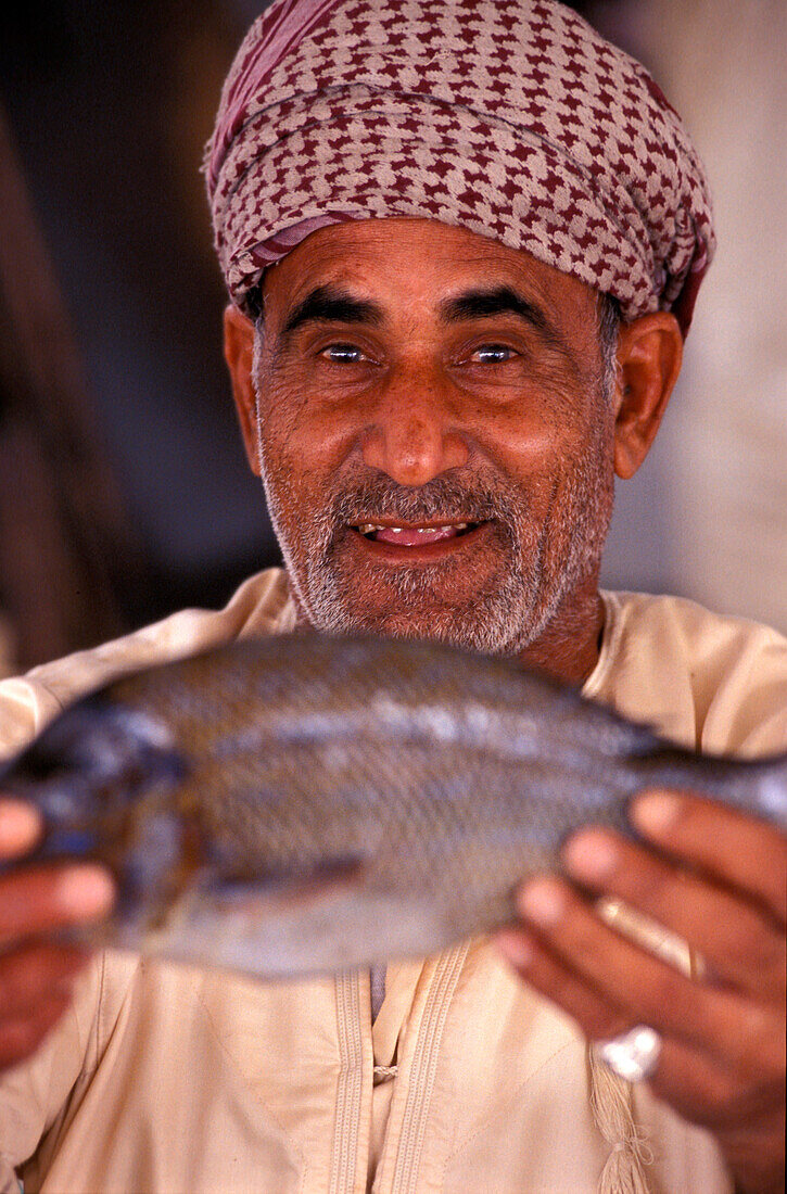 Alter Mann mit Fisch auf dem Fischmarkt, Maskat, Oman, Vorderasien, Asien