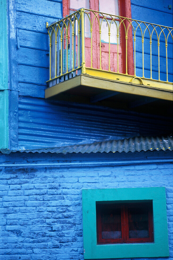 Gelber Balkon mit einer roten Türe, Buenos Aires, Argentinien