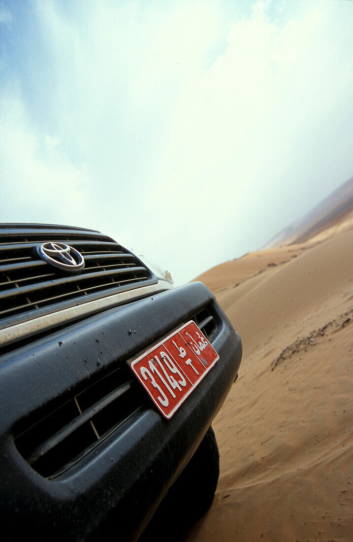 Blick auf das Nummernschild eines Jeeps in der Wüste, Sultanat Oman, Vorderasien, Asien