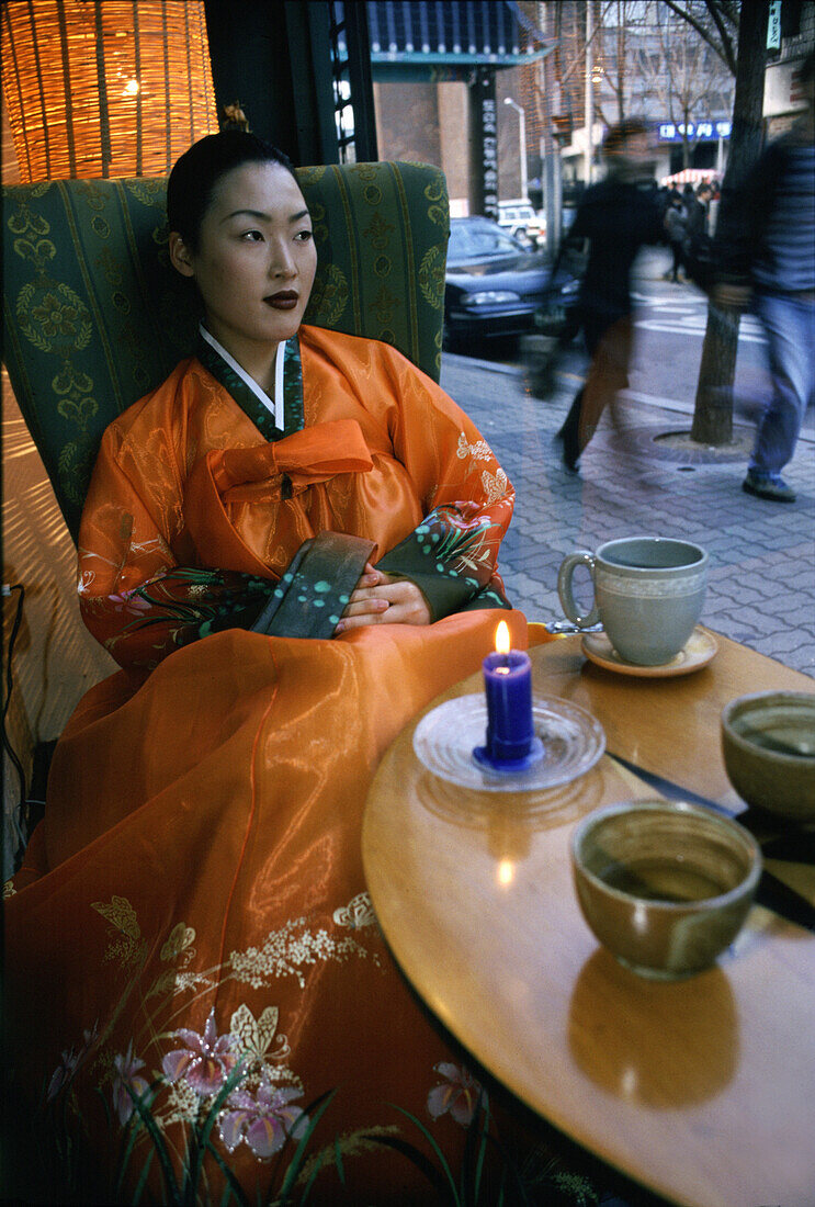 Frau trägt Hanbok, koreanisches Trachtengewand, Insadong Straße, Seoul, Südkorea