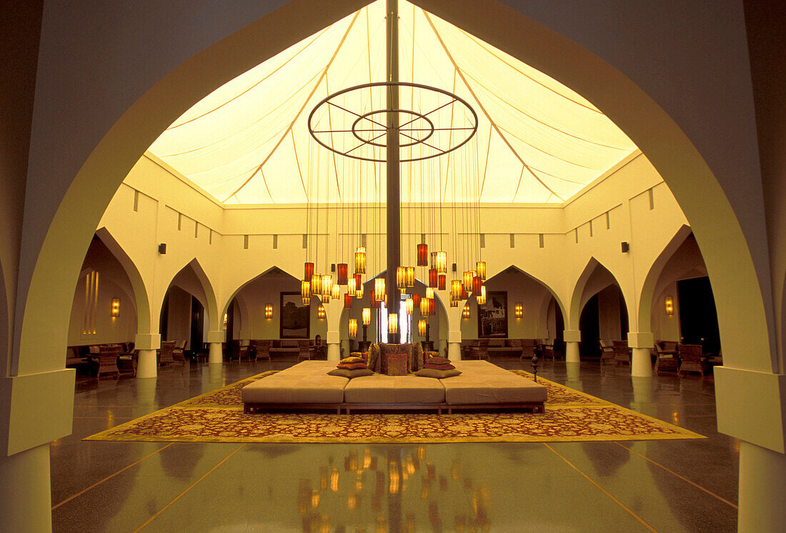 Blick auf die menschenleere Lobby des Chedi Hotel, Maskat, Oman