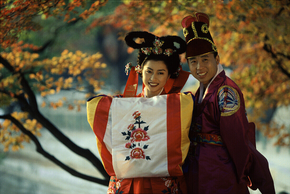 Wedding couple wearing traditional Korean costumes, Kyo, Seoul, South Korea Asia