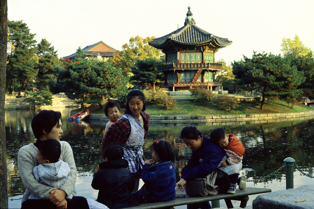 Mothers, Hyang-Wonyong-pavilion in park of Kyongbo, Seoul, South Korea Asia