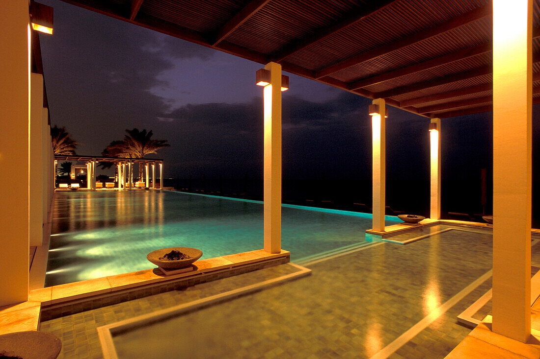 Der beleuchtete Pool des Chedi Hotel bei Nacht, Maskat, Oman