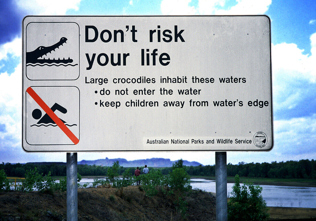 Warnschild am Ufer eines Flusses, Arnhem Land, Northern Territory, Australien