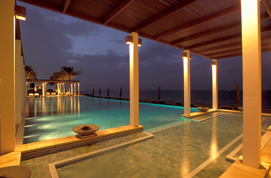 Der beleuchtete Chedi Pool at night, The Chedi Hotel, Maskat, Oman, Vorderasien, Asien