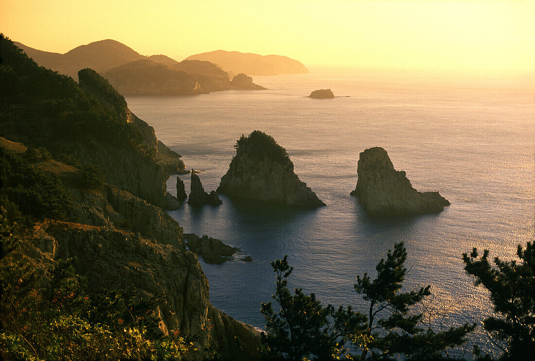 Blick auf die Yokchi-do Insel im chinesischen Meer bei Sonnenuntergang, Südkorea, Korea, Asien