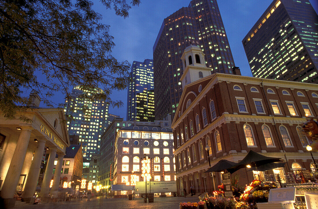 Hochhäuser, Faneuil Hall und Quincy Building am Marktplatz bei Nacht, Boston, Massachusetts, USA, Amerika