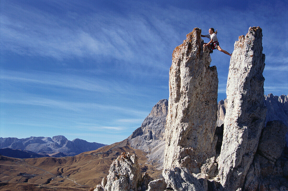 Kletterer auf Felszinne, Freeclimbing, Dolomiten, Italien