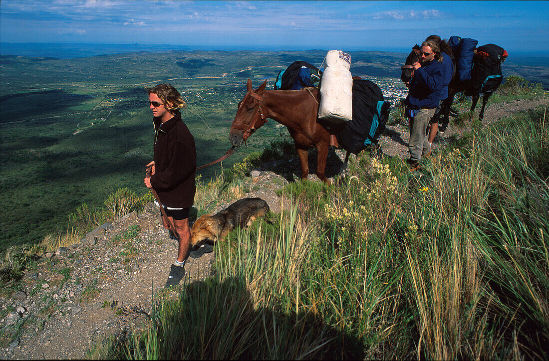 Reittour mit Packsäcken auf Berg, Argentinien fully released