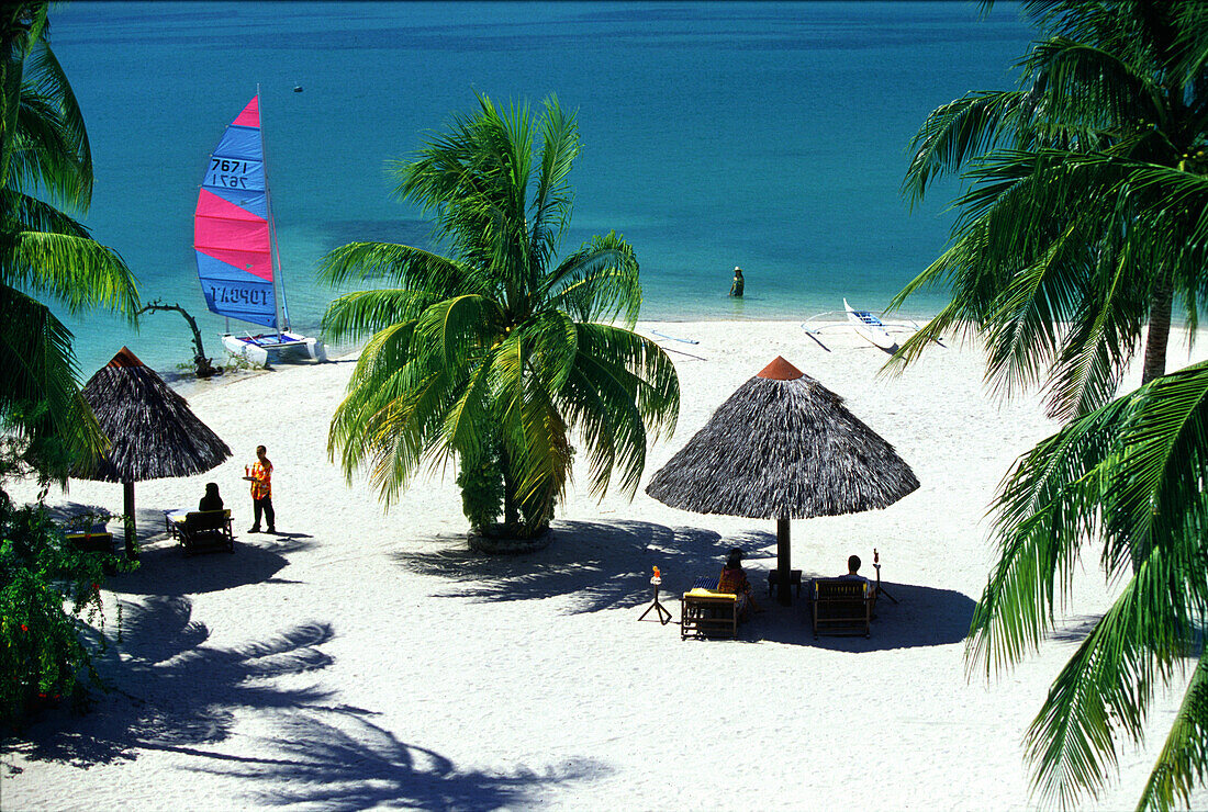 Menschen am Strand im Sonnenlicht, Badian Insel, Cebu, Philippinen, Asien