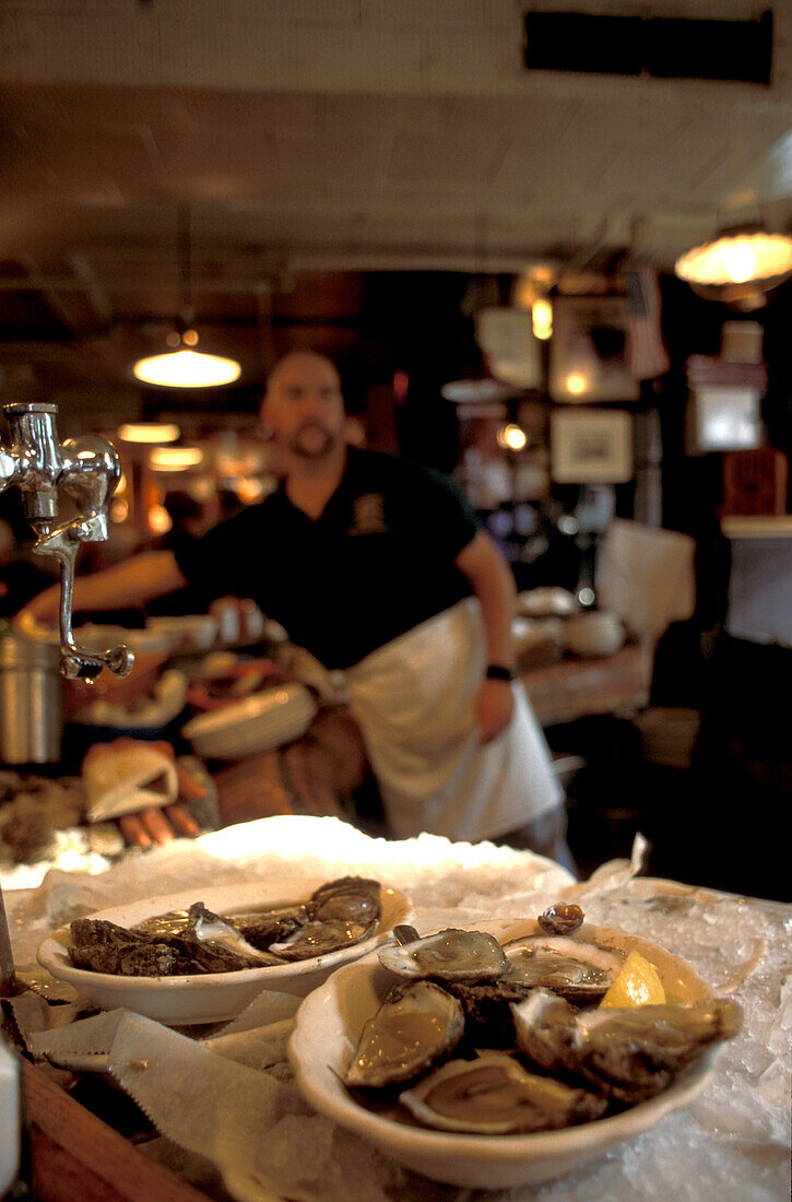 Schalen mit Austern im Union Oyster House, Boston, Massachusetts, USA, Amerika