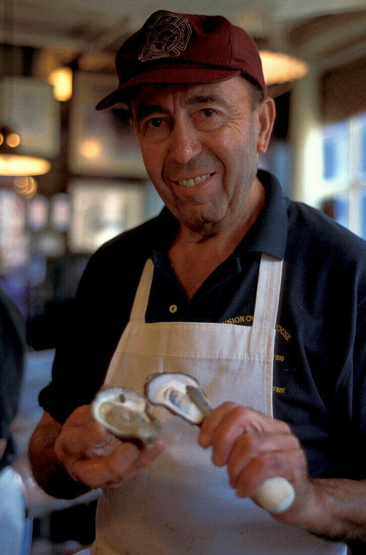 Mann öffnet eine Auster, Union Oyster House, Boston, Massachusetts, USA, Amerika