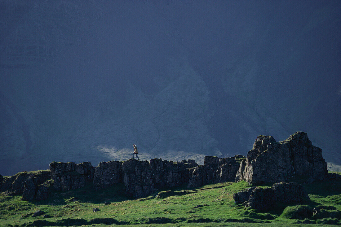 Mensch in felsiger Landschaft, Island, Europa