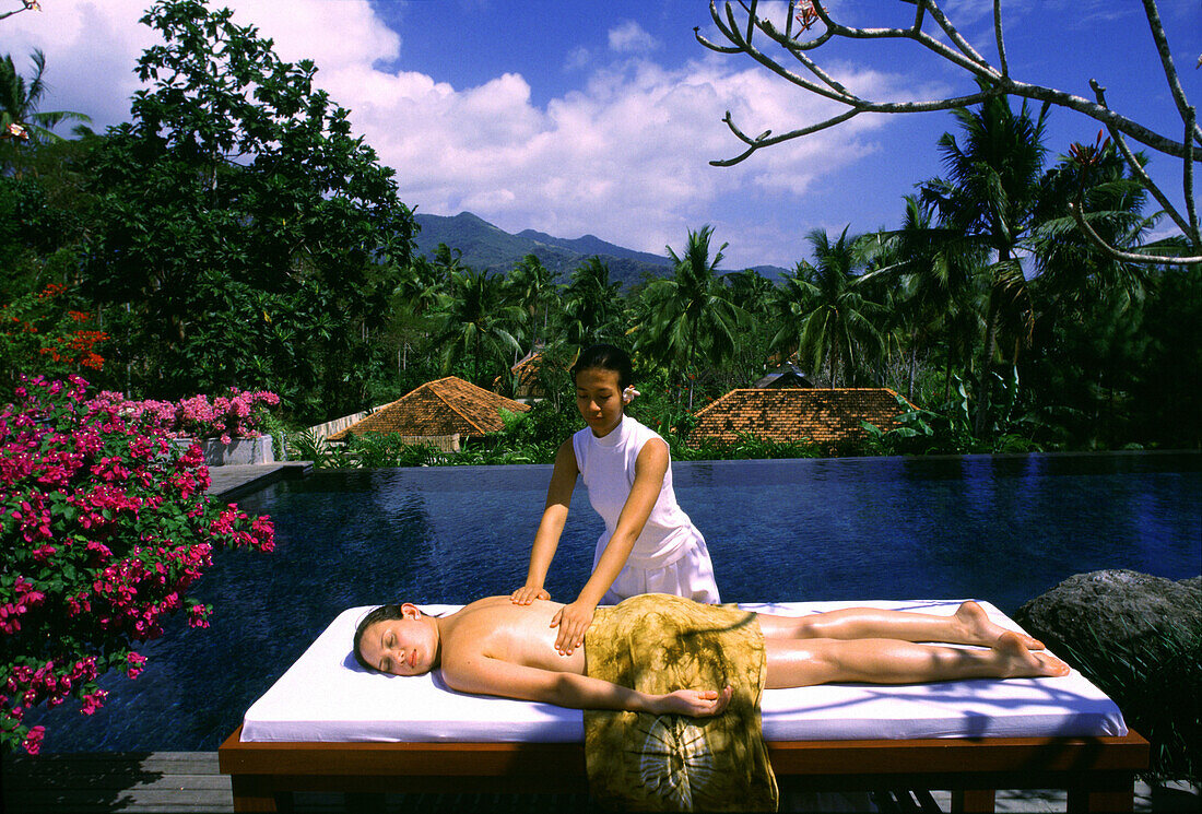 Frau erhält eine Massage in einem Resort, The Farm, Batangas Provinz, Philippinen, Asien