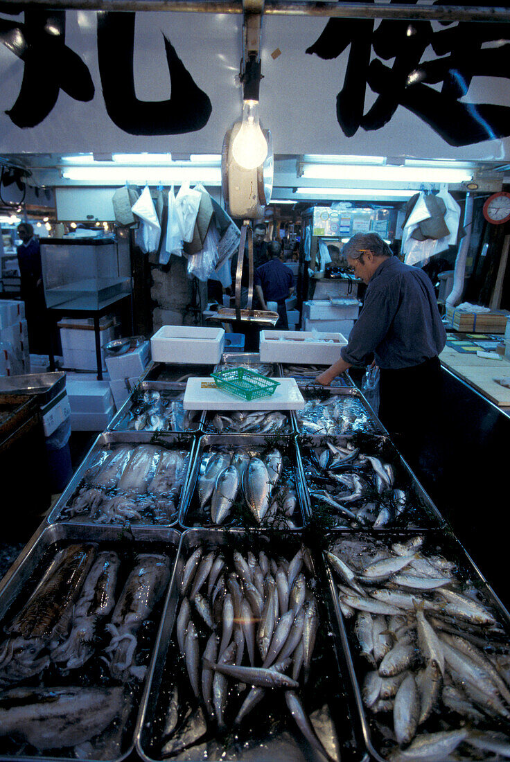 Ein Fischhändler im Tsukiji Fischmarkt, Tokio, Japan