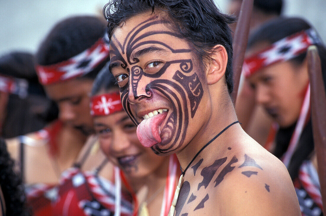 Junger Maori beim Haka-Rotorua, Nordinsel, Neuseeland