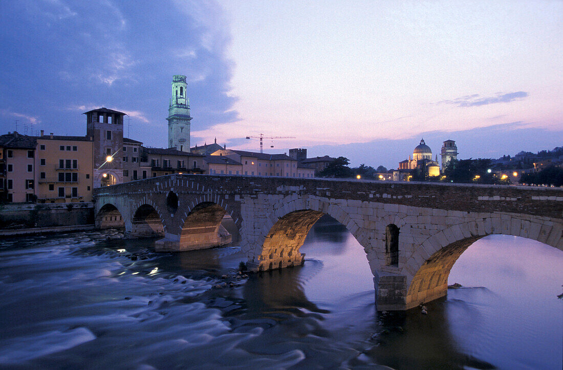 blick auf die Brücke Ponte Pietra in der Abenddämmerung, Verona, Italien