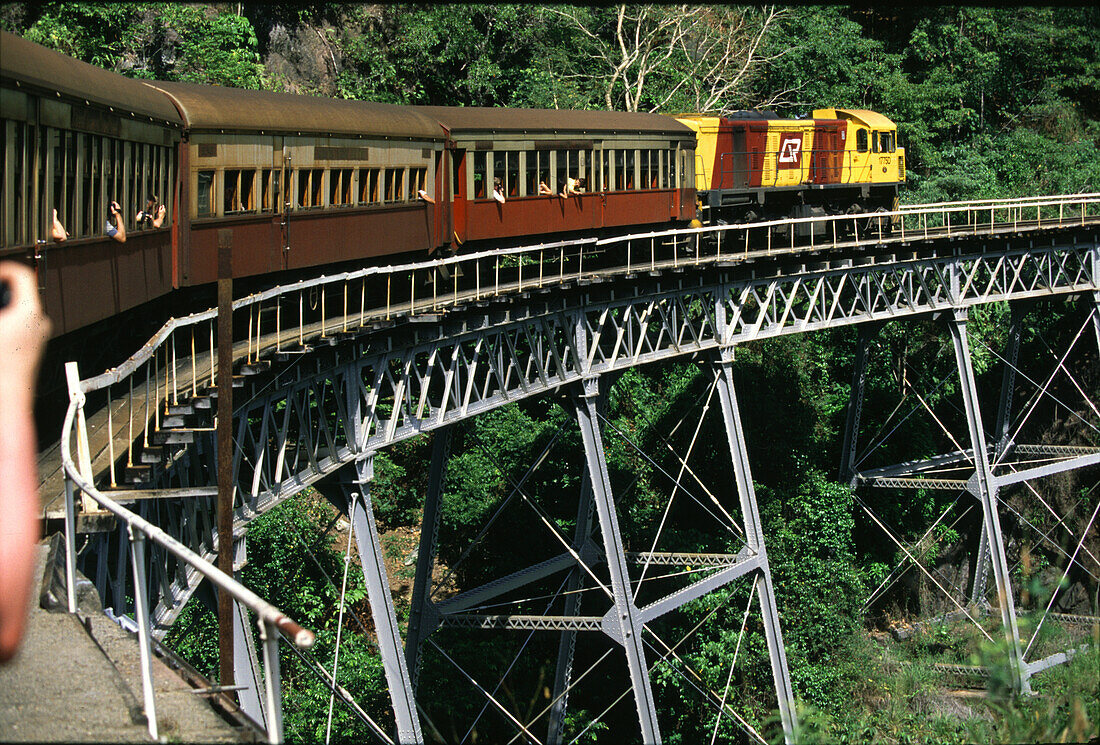 Nostalgischer Zug fährt über eine Brücke, Kuranda, Queensland, Australien