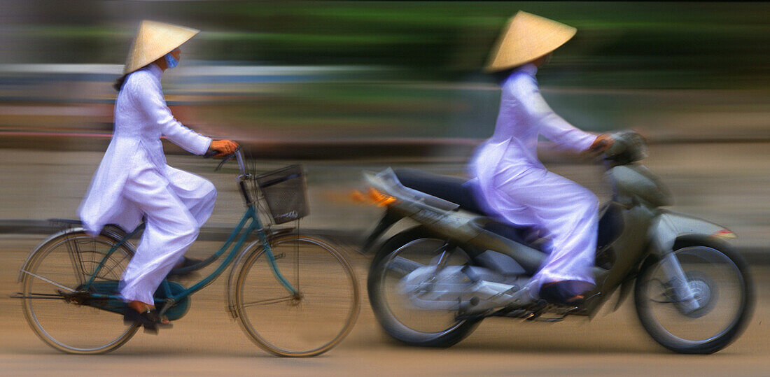 Zwei Personen auf Fahrzeugen, typisch für Vietnam, Ao Dai, Saigon, Hanoi, Hue, Vietnam