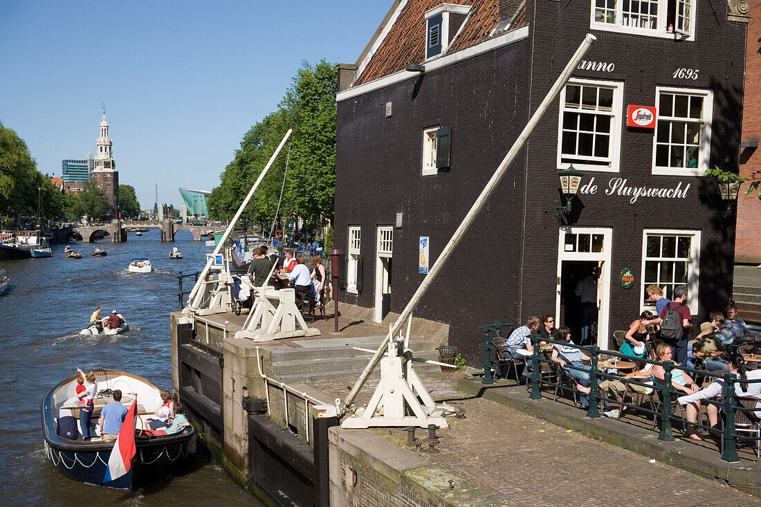 People, de Sluyswacht, Oude Schans, Boats, Cafe de Slujswacht, a typical brown cafe at canal Oude Schans, Amsterdam, Holland, Netherlands