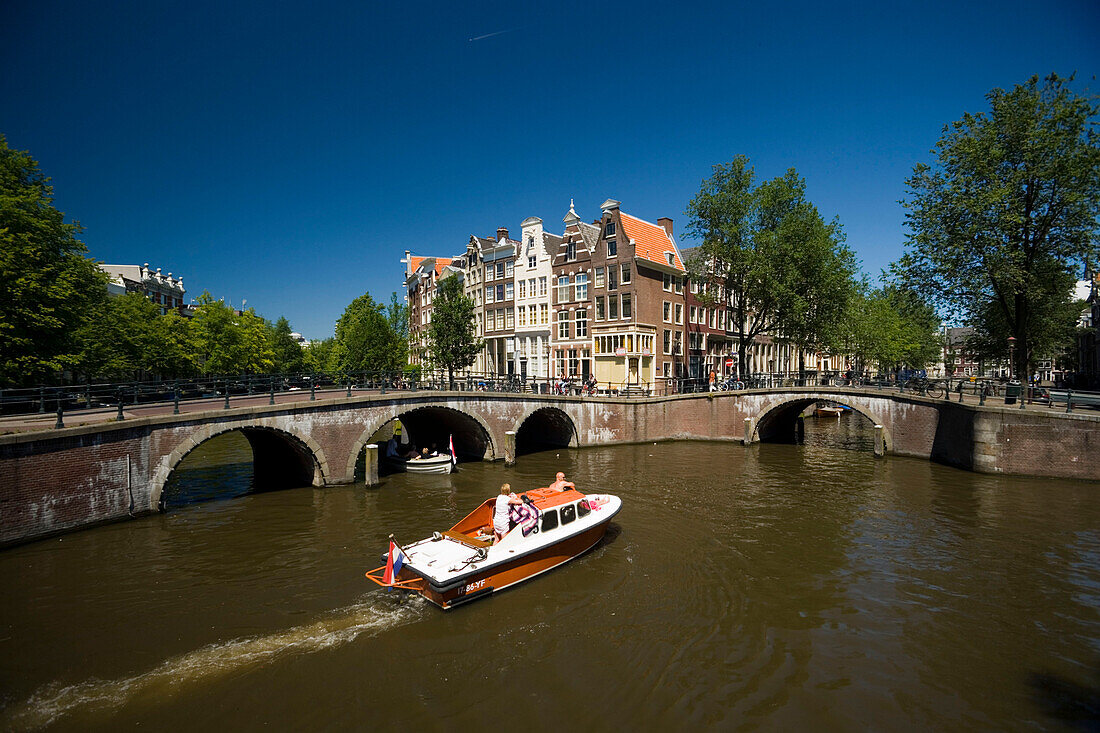 Leisure Boat, Bridge, Keizersgracht, Leidsegracht, People in a small leisure boat, Keizersgracht and Leidsegracht, Amsterdam, Holland, Netherlands