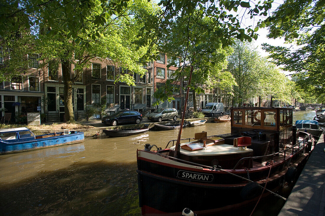 Boats, Egelantiersgracht, Jordaan, Boats anchoring at bank of Egelantiersgracht, Jordaan, Amsterdam, Holland, Netherlands