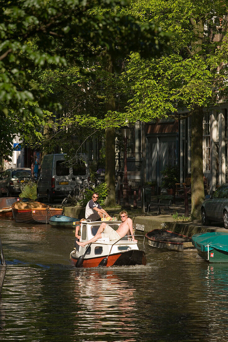 Boat, Egelantiersgracht, Jordaan, Young men having a leisure boat trip on Egelantiersgracht on a sunny day, Jordaan, Amsterdam, Holland, Netherlands