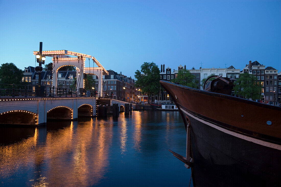 Magere Brug, Skinny Bridge, Amstel, Illuminated Magere Brug Skinny Bridge, in the evening, Amsterdam, Holland, Netherlands