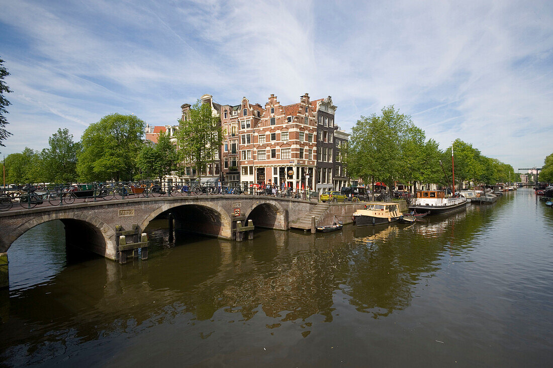 Houses, Bridge, Brouwersgracht, Jordaan, View to corner Brouwersgracht and Prinsengracht, Jordaan, Amsterdam, Holland, Netherlands