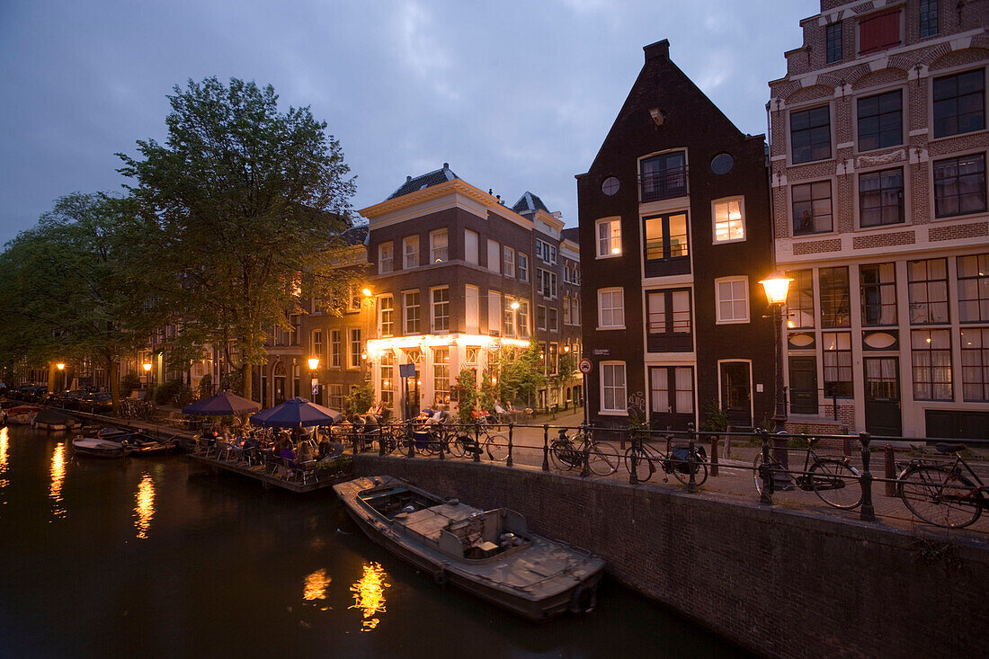 Open Air Restaurant, Cafe 't Smalle, Egelantiersgracht, Jordaan, People sitting in open air Cafe 't Smalle in the evening, Egelantiersgracht, Jordaan, Amsterdam, Holland, Netherlands