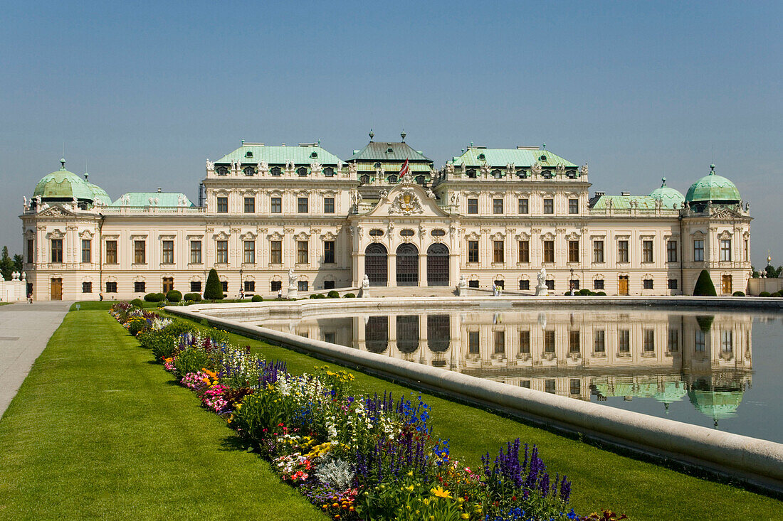 Blick über ein Wasserbecken der Parkanlage auf Schloss Belvedere, Wien, Österreich
