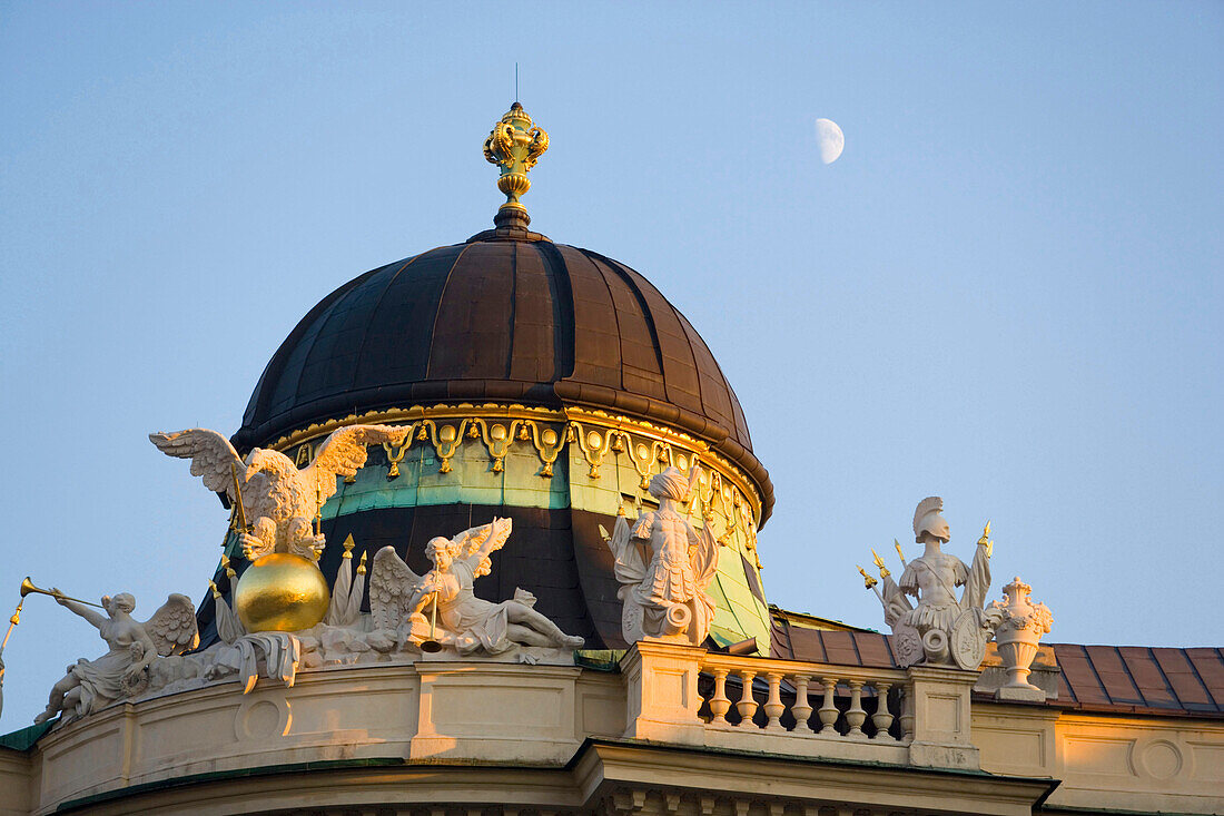 Kleine Kuppel und Skulpturen auf dem Dach des Reichskanzleitrakts, Alte Hofburg, Wien, Österreich