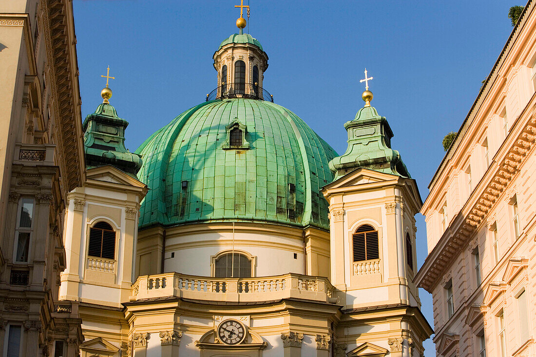 Detail der Peterskirche unter blauem Himmel, Wien, Österreich