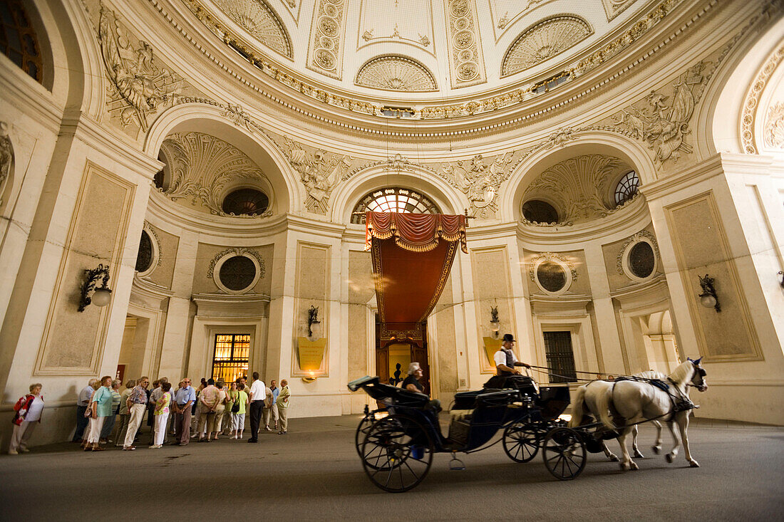 Fiaker passing Sisi Museum, Alte Hofburg, Vienna, Austria