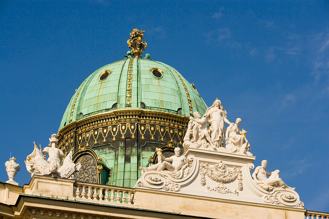 Die grüne Kuppel des Michaelertrakts im Sonnenlicht, Alte Hofburg, Wien, Österreich