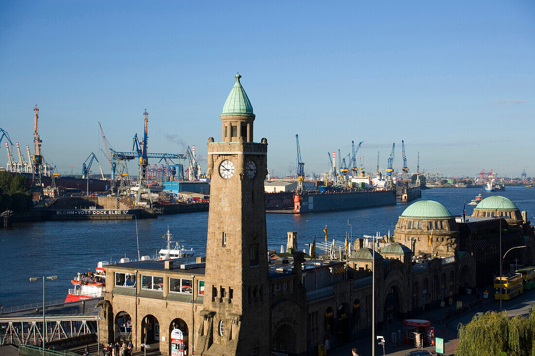 Blick über den Turm an den Landungsbrücken zur Werft mit Kränen, St. Pauli, Hamburg, Deutschland