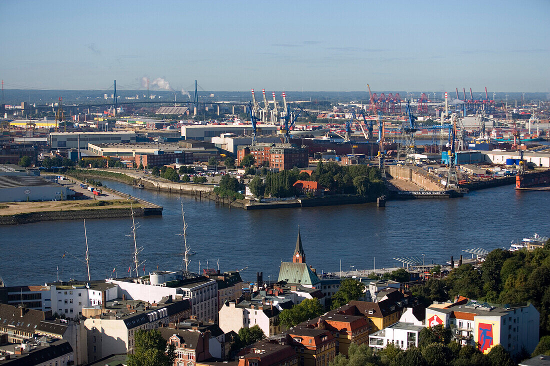 Blick über die Landungsbrücken zu den schwimmenden Docks der Bloom & Voss Werft, Hamburg, Deutschland