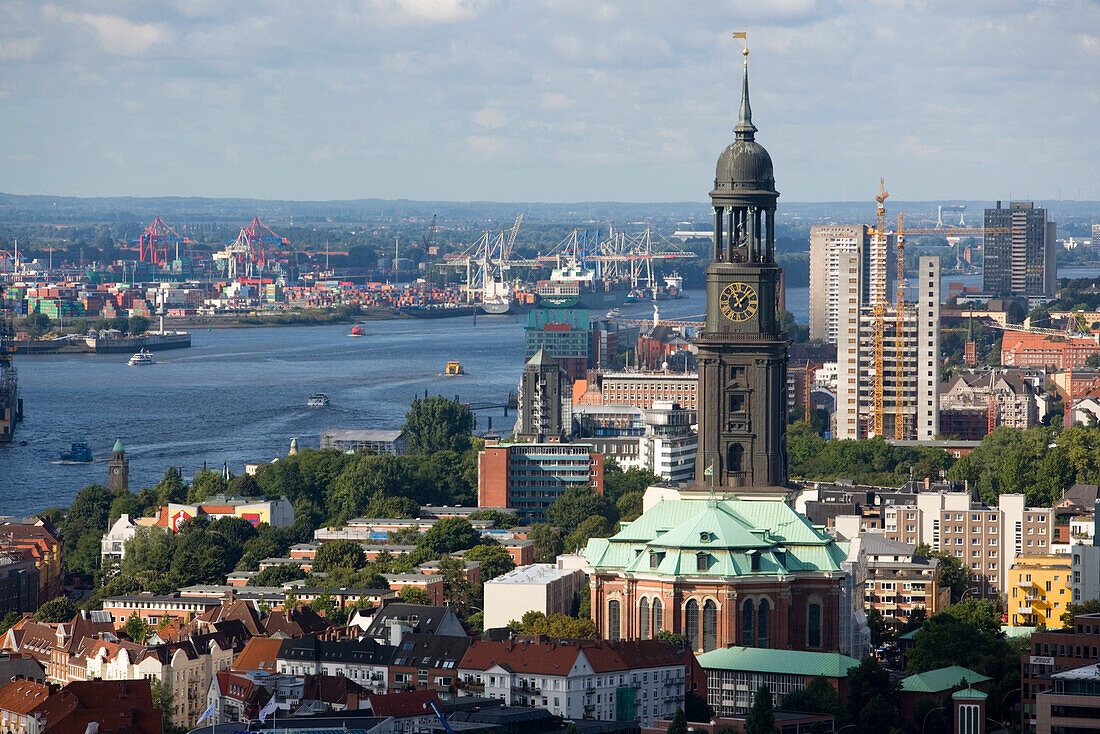 Blick auf die Michaeliskirche und den Hafen im Hintergrund, Hamburg, Deutschland