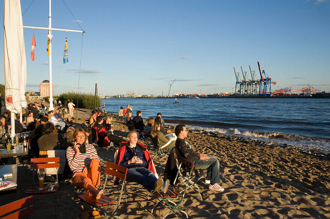 People sitting at kiosk Strandperle, People sitting at kiosk Strandperle at Elbe beach, Oevelgönne, Hamburg, Germany