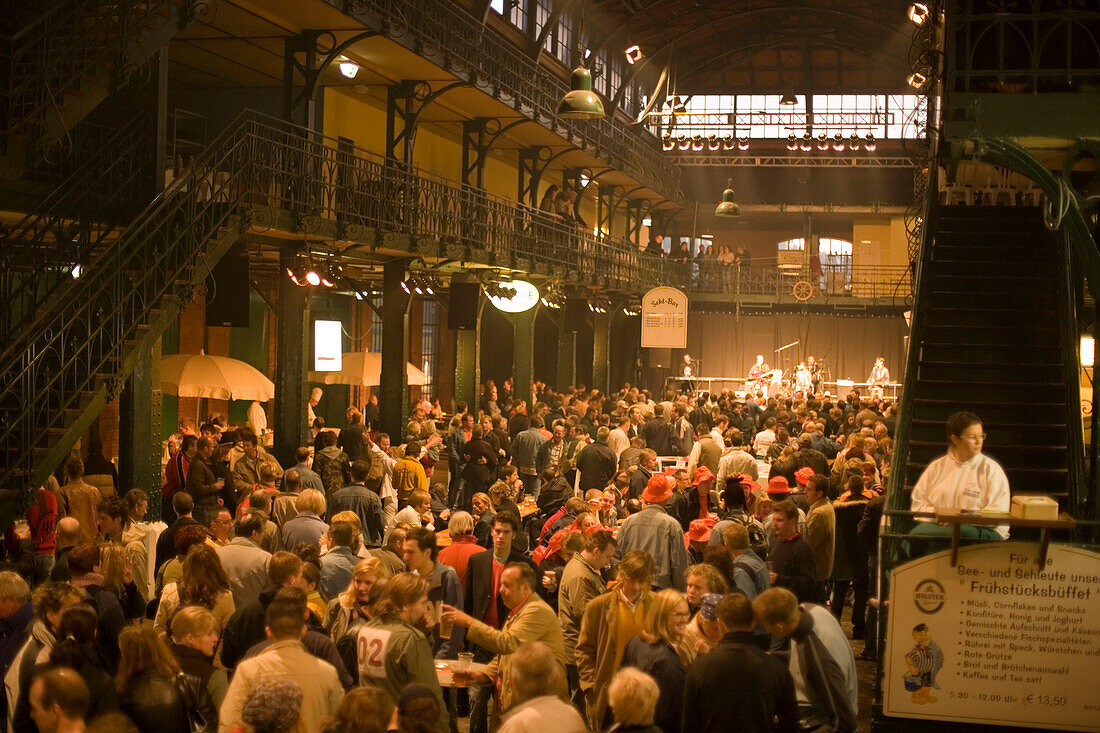 Concert in the market hall at 5 o' clock, Concert in the market hall at 5 o' clock in the morning at Fischmarkt, Sankt Pauli, Hamburg, Germany