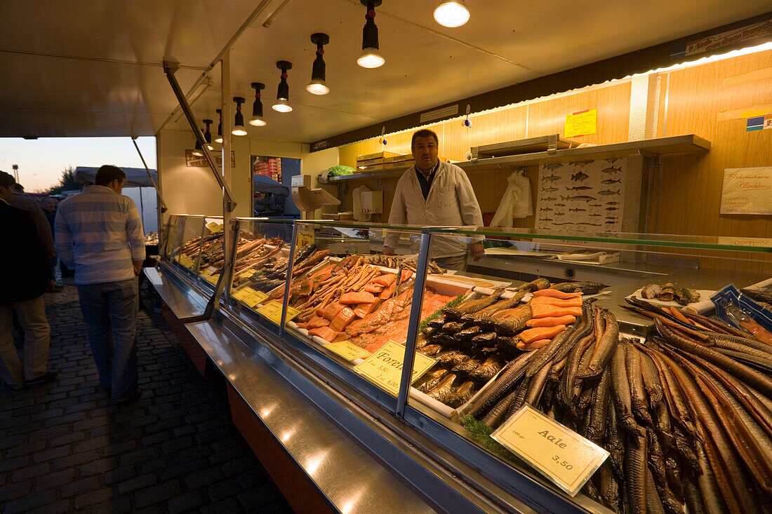 Eel seller at Fischmarkt, Eel seller at Sankt Pauli Fischmarkt, Hamburg, Germany