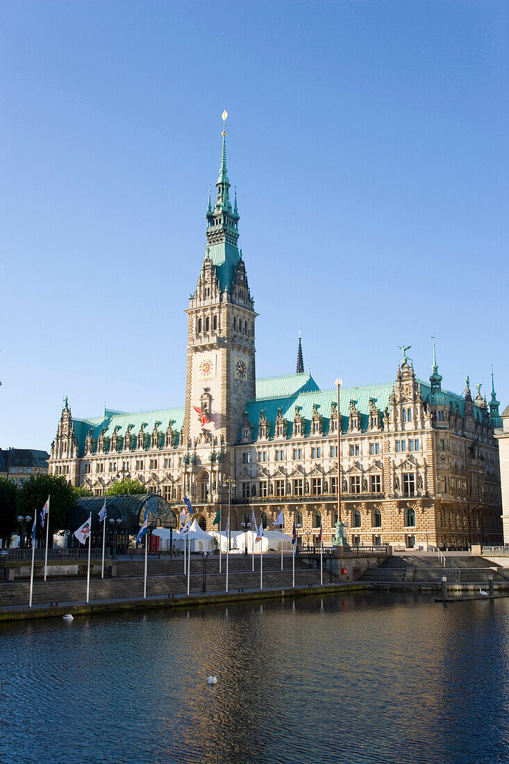Blick auf das Rathaus im Sonnenlicht, Hamburg, Deutschland