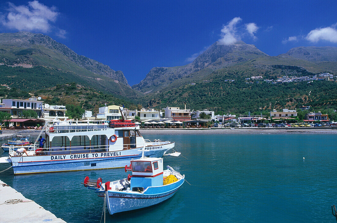 Fährschiff und Fischerboot, Hafen, Plakais, Kreta, Griechenland